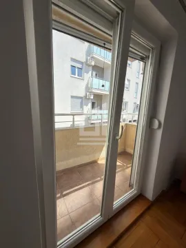 Pogled na balkon i susjedne zgrade kroz zatvorena balkonska vrata. - image 7