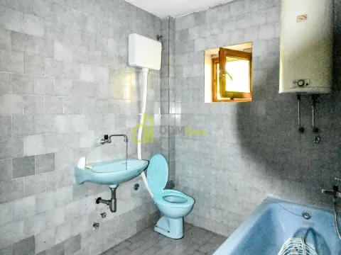 Prodaja, kuća, 370m², Tološi, Podgorica - image 24