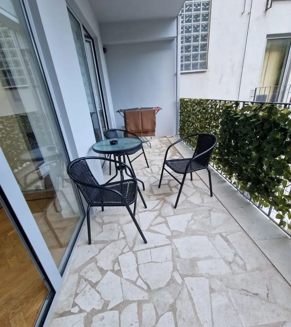 Rent, one bedroom apartment, 43m², Dobrota, Kotor