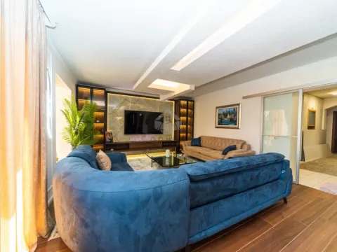 Izdavanje, trosoban stan, 200m², Gorica C, Podgorica - image 2