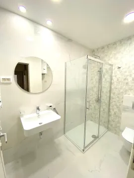 Moderne kupatilo sa tuš kabinom, umivaonikom i ogledalom. - image 5