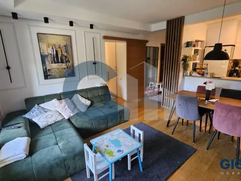 Prodaja, trosoban stan, 81m², Zemun Gornji Grad, Zemun Sve Podlokacije - image 1