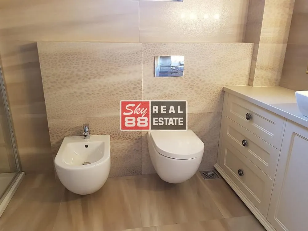 Izdavanje, stan, 215m², Senjak, Beograd