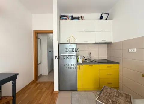 Manja kuhinja sa žutim elementima i bijelim gornjim ormarićima. - image 3