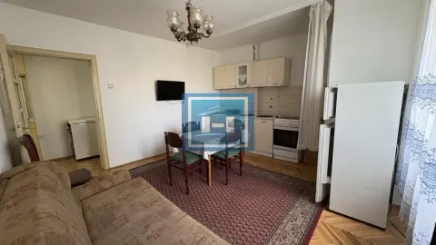 Dnevna soba sa trpezarijom i spojenom kuhinjom u pozadini. - image 2