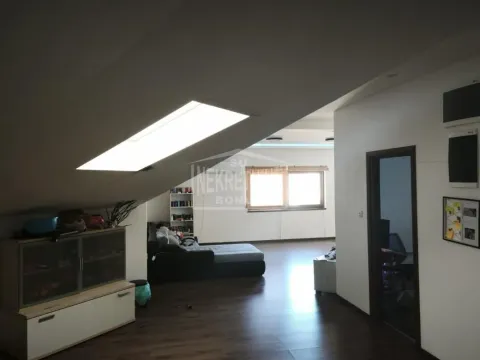Dnevna soba u potkrovlju sa krovnim prozorom i nameštajem. - image 4