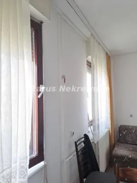 Deo prostorije sa prozorom, belim zavesama i delom nameštaja. - image 10