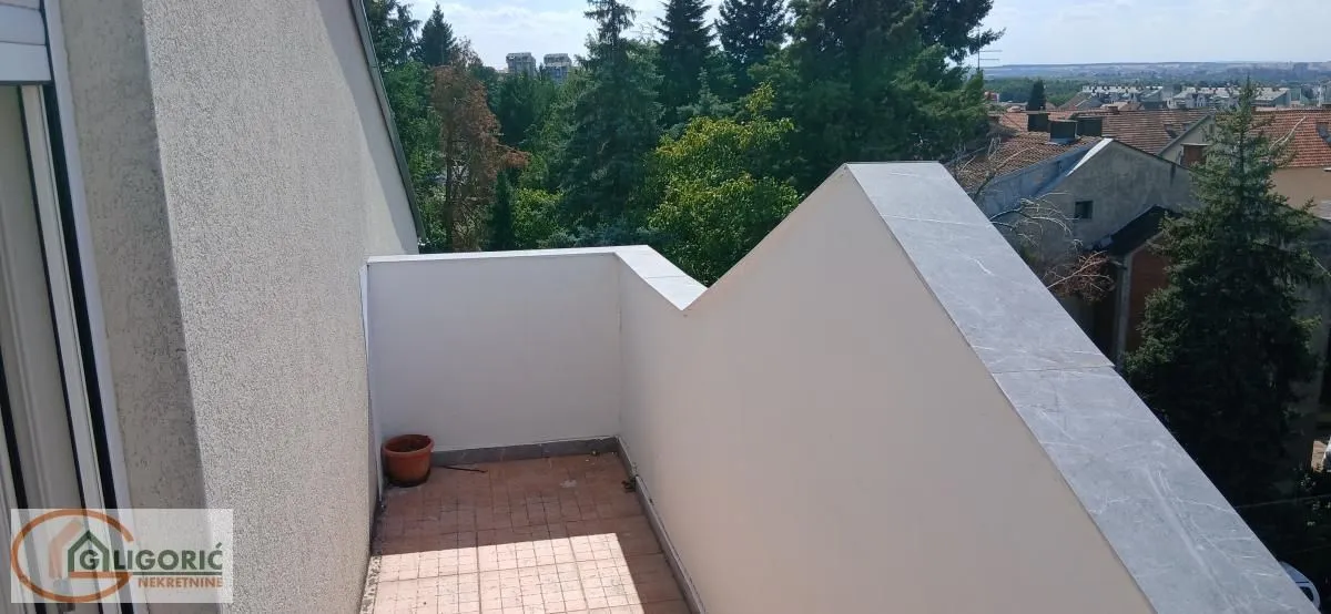 Terasa sa pogledom na okolinu i naselje.