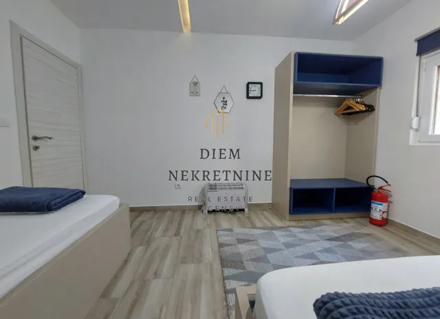 Izdavanje, dvosoban stan, 70m², Dobrota, Kotor