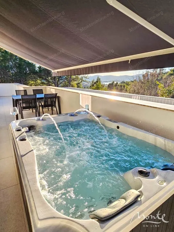 Prodaja, dvosoban stan, 90m², Tivat, Crna Gora