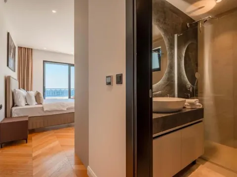 Izdavanje, kuća, 318m², Reževići, Budva - image 17