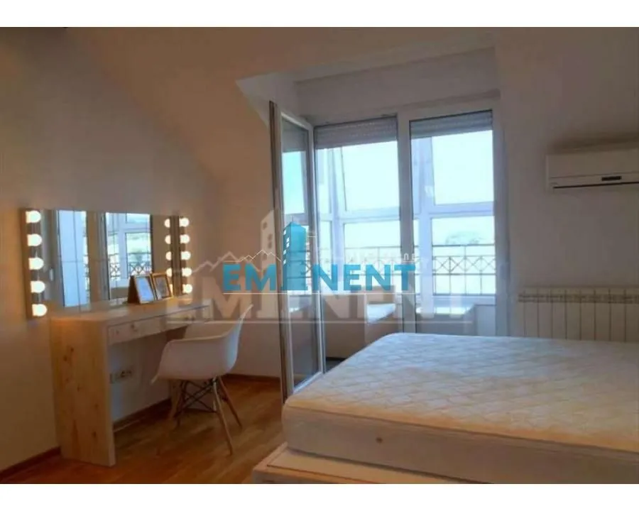 Izdavanje, četvorosoban stan, 140m², Đeram Pijaca, Beograd