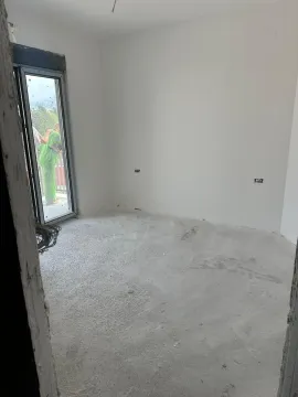 Prazna prostorija u stanju u izgradnji sa balkonskim vratima. - image 7
