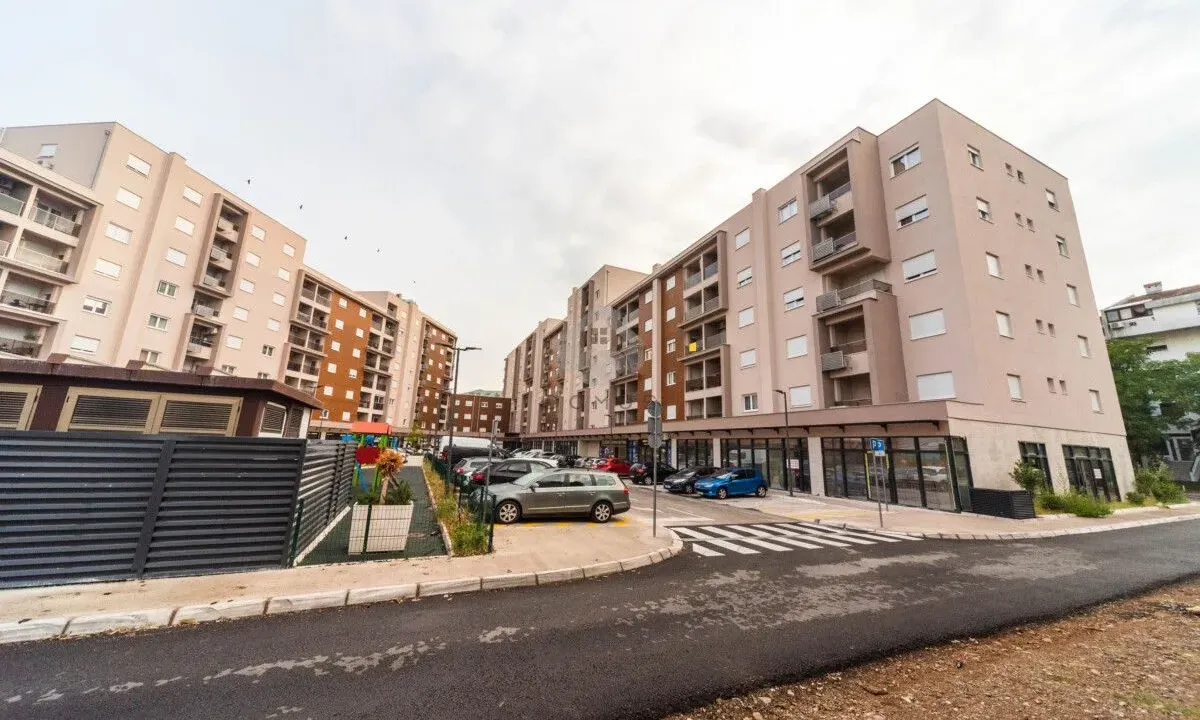 Izdavanje, poslovni prostor, 300m², Stari Aerodrom, Podgorica