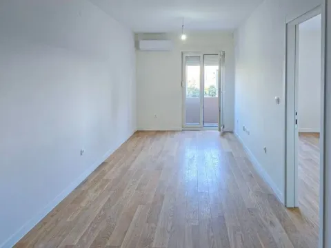 Izdavanje,  poslovni prostor, 40m2, Central Point, Podgorica