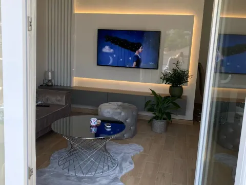 Izdavanje, dvosoban stan, 67m², Budva, Crna Gora - image 1