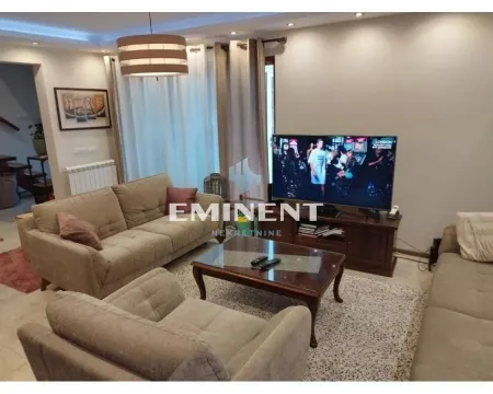Dnevna soba sa garniturom, stočićem i televizorom. - image 2