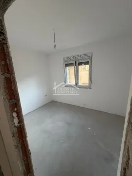 Prazna neuuređena soba sa belim zidovima i prozorom. - image 6