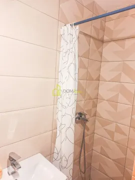 Kupatilo sa tuš kabinom i umivaonikom. - image 7