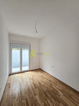 Prazna prostorija sa parketom i balkonskim vratima. - image 8