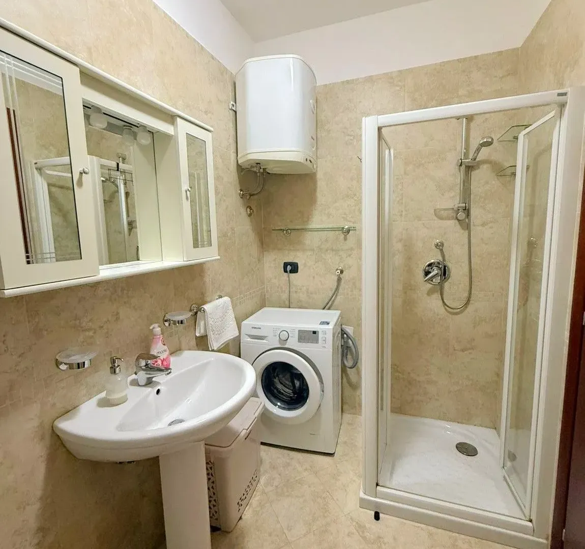 Izdavanje, dvosoban stan, 85m², Rafailovići, Budva