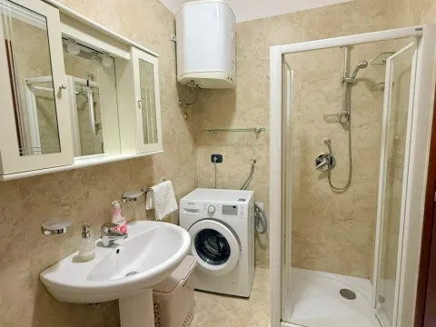 Izdavanje, dvosoban stan, 85m², Rafailovići, Budva - image 11