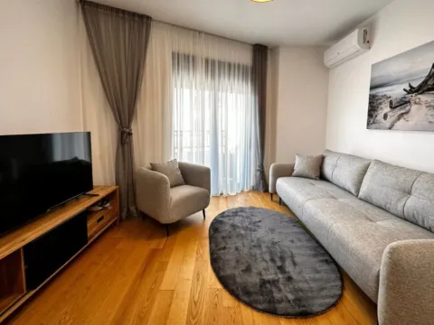 Izdavanje, jednosoban stan, 42m², Bečići, Budva