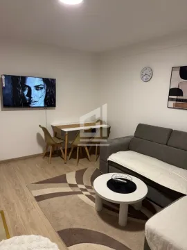 Dnevna soba sa garniturom, TV-om i trpezarijskim stolom. - image 2