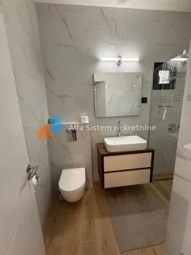 Savremeno opremljeno kupatilo sa umivaonikom, WC šoljom i tuš kabinom. - image 17