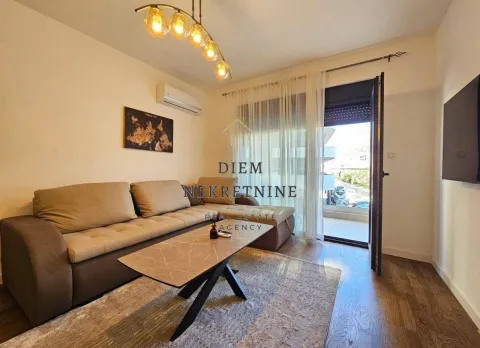 Dnevna soba sa garniturom, stočićem i izlazom na terasu. - image 2