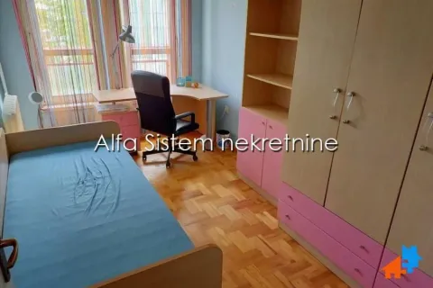 Dečja soba sa krevetom, radnim stolom i garderoberom. - image 8