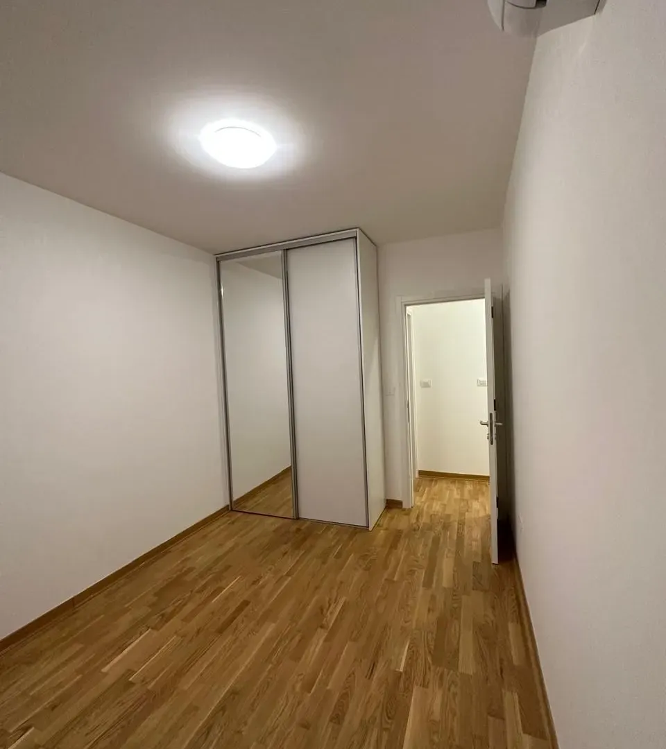 Izdavanje, dvosoban stan, 64m², City Kej, Podgorica