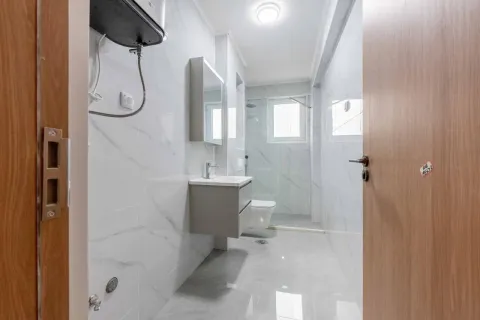Moderne kupatilo sa bijelim keramičkim pločicama i umivaonikom. - image 7