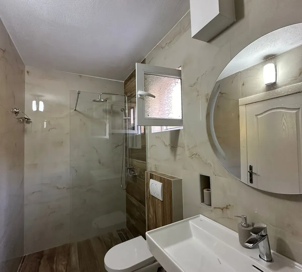 Izdavanje, trosoban stan, 100m², Kavač, Kotor