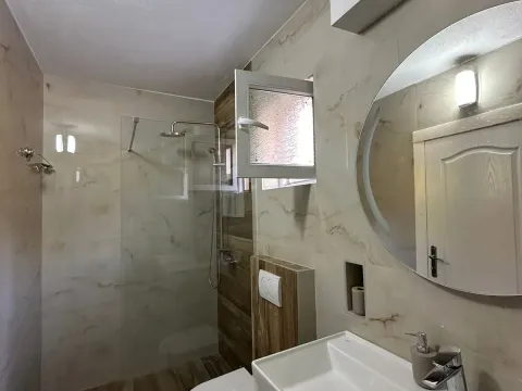 Izdavanje, trosoban stan, 100m², Kavač, Kotor - image 6