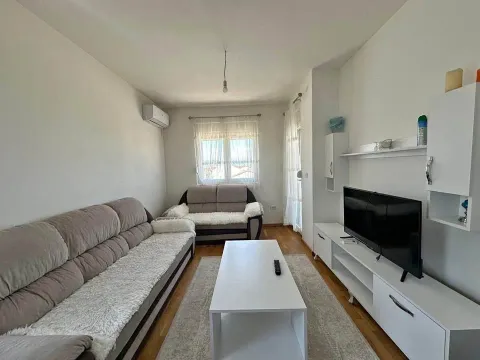 Dnevna soba sa garniturom, stočićem i televizorom. - image 3