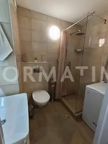Kupatilo opremljeno tuš kabinom, umivaonikom, wc šoljom i veš mašinom. - image 5