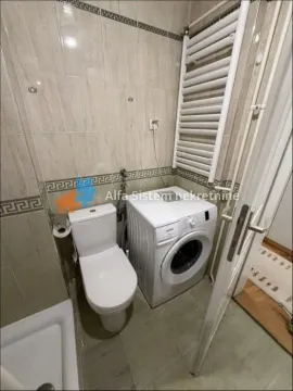 Kupatilo opremljeno sanitarijama, tuš kabinom i veš mašinom. - image 4