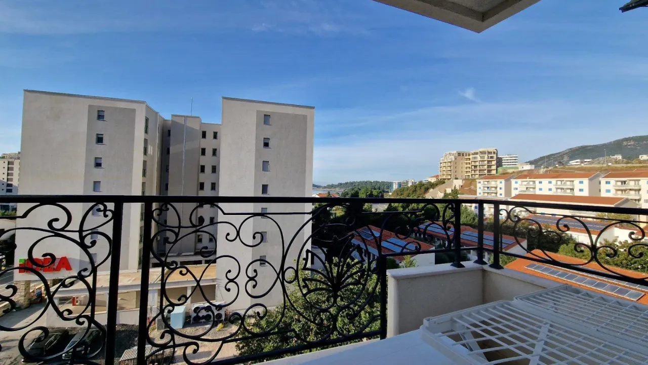 Izdavanje, četvorosoban stan, 45m², Bečići, Budva