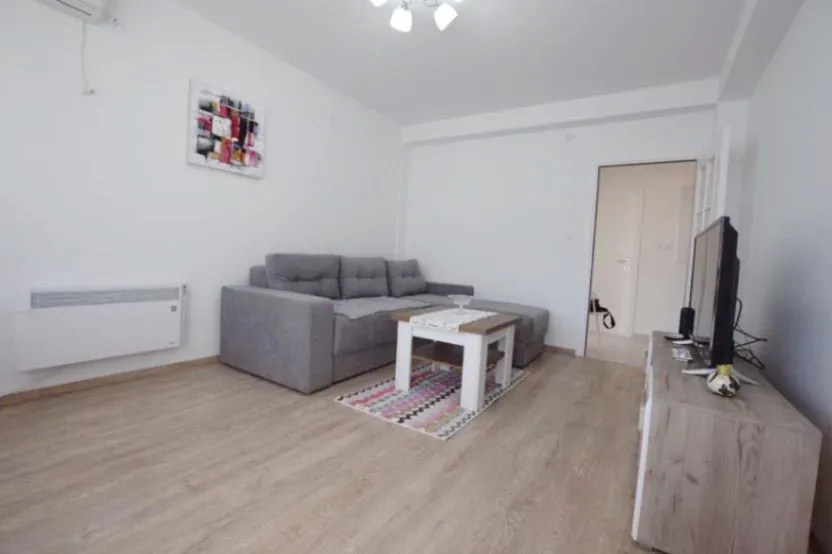 Izdavanje, jednosoban stan, 53m², Centar, Tivat