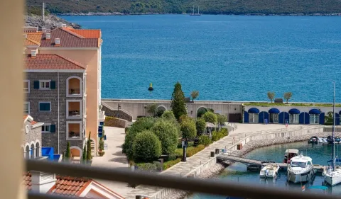 Pogled sa terase na marinu i more. - image 15