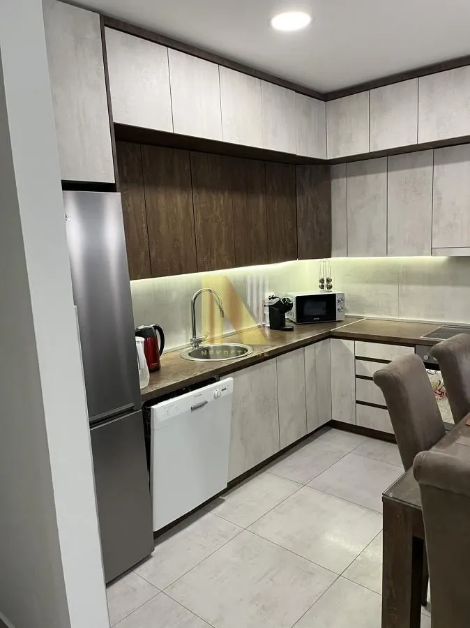 Izdavanje, trosoban stan, 93m², Centar, Novi Sad