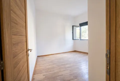 Prazna soba sa drvenim podom i otvorenim prozorom. - image 4