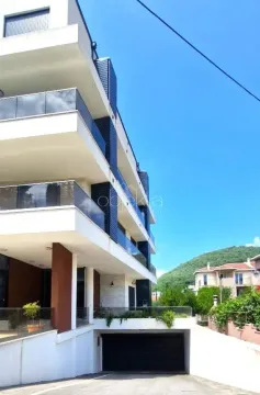 Pogled na spoljašnjost moderne stambene zgrade sa ulazom u garažu. - image 9