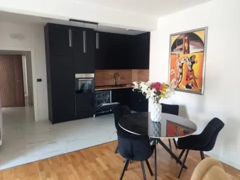 Izdavanje, trosoban stan, 130m², Nova Dalmatinska, Podgorica - image 8