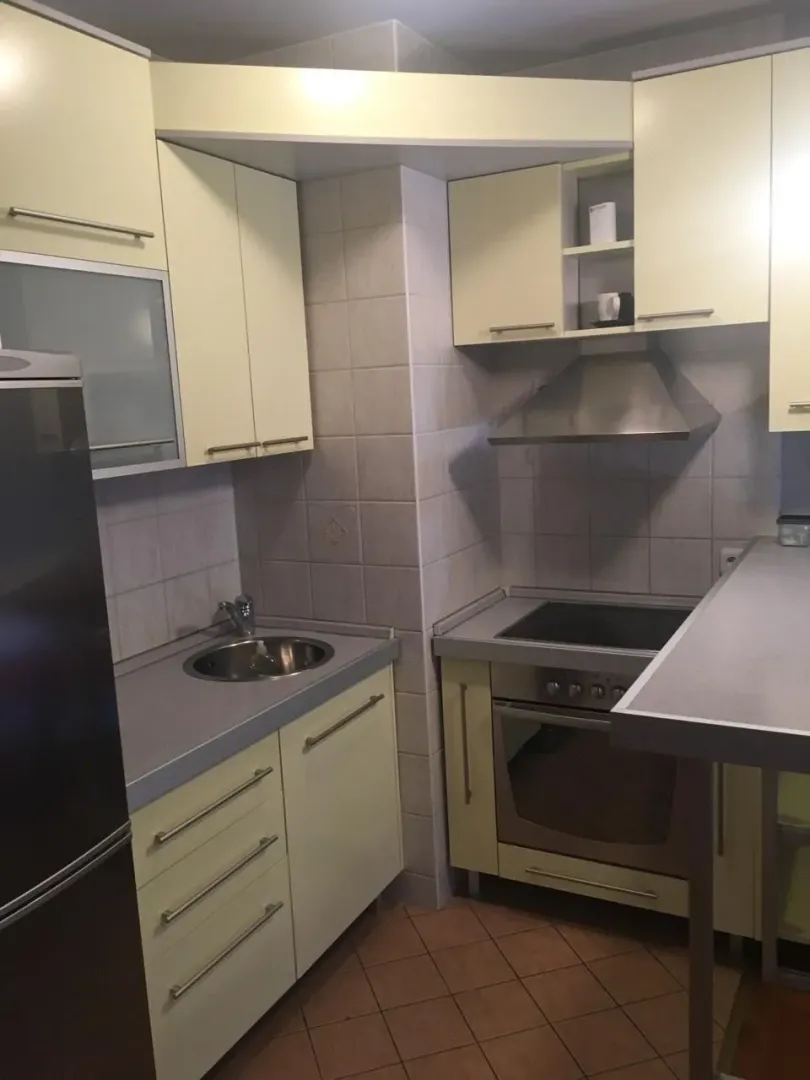Funkcionalna kuhinja sa svijetlim elementima i ugradnom tehnikom.