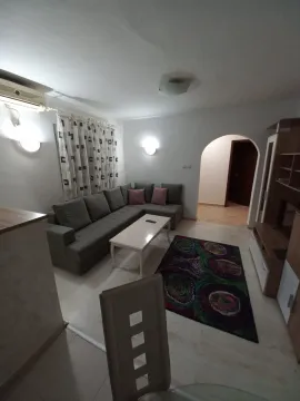 Dnevna soba sa garniturom, klub stolom i TV komodom. - image 5