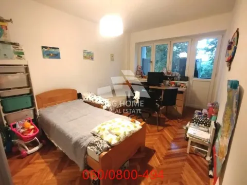Dečja spavaća soba sa krevetom, radnim stolom i parketom na podu. - image 10