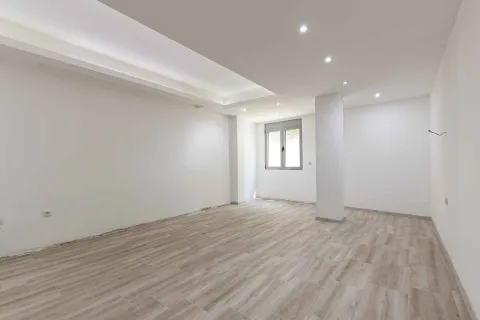 Prazna soba sa bijelim zidovima, laminatom na podu i spuštenim plafonom sa ugradnom rasvjetom. - image 24