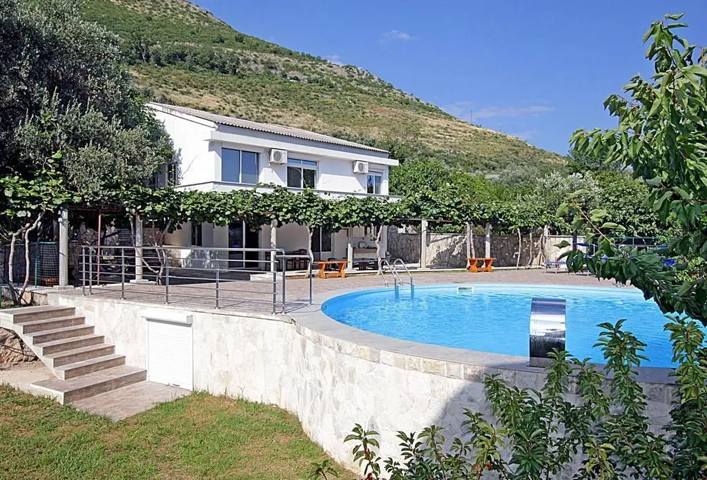 Izdavanje, kuća, 170m², Reževići, Budva